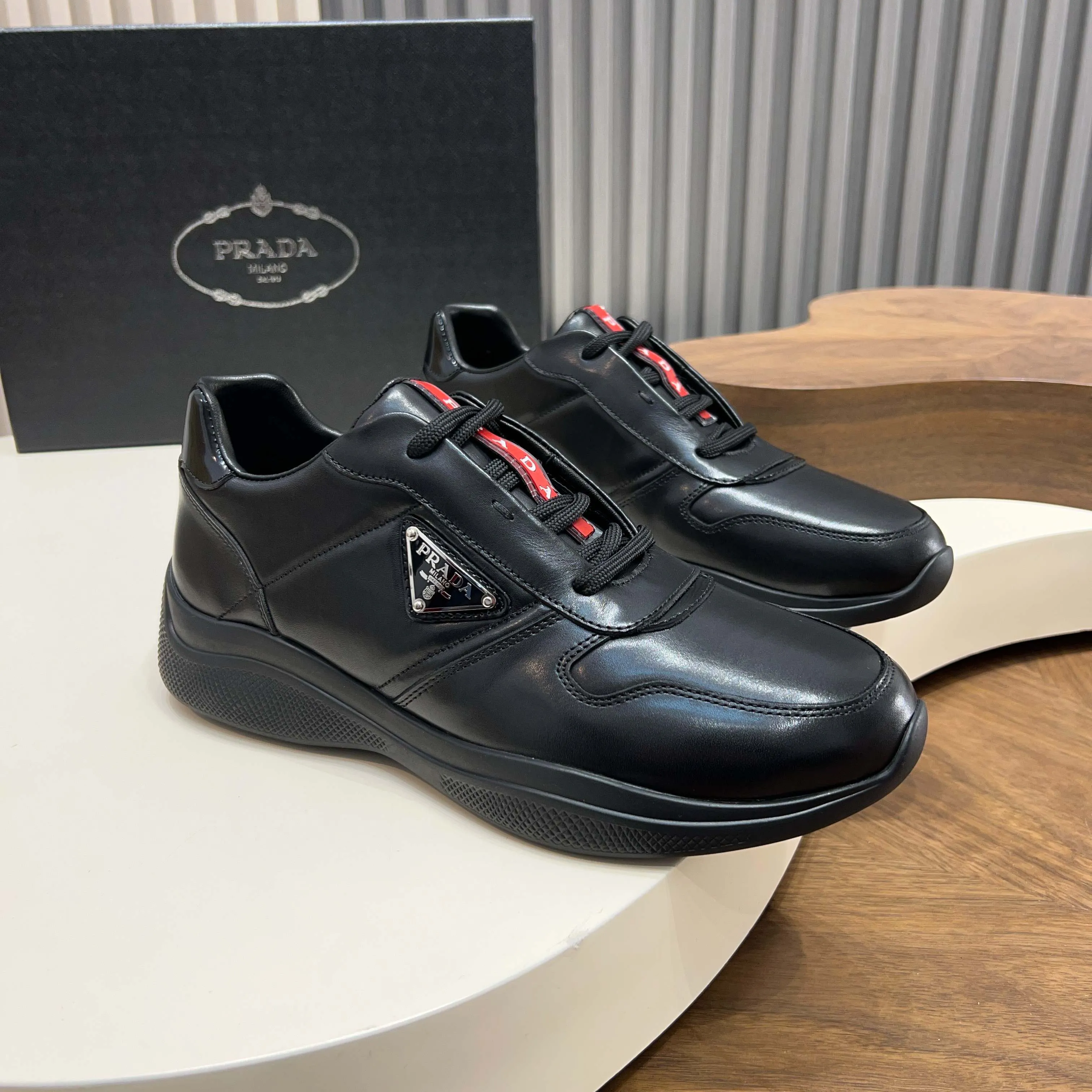 Men's shoes 💰720 Prada/Prada men's new leather sneakers. These sneakers are made of imported calf leather and have a classic penny loafer upper design style, inspired by classic aesthetic concepts. Equipped with 3.5cm iconic red label lightweight elastic rubber soles, fabric and cowhide mixed lining, and silk-printed logo cowhide foot pads. The style is versatile and durable, comfortable and breathable, and comes with a full set of original packaging dust bags! Size: 39-40-41-42-43-44 standard leather shoe size (45 can be customized but returns and exchanges are not supported)
